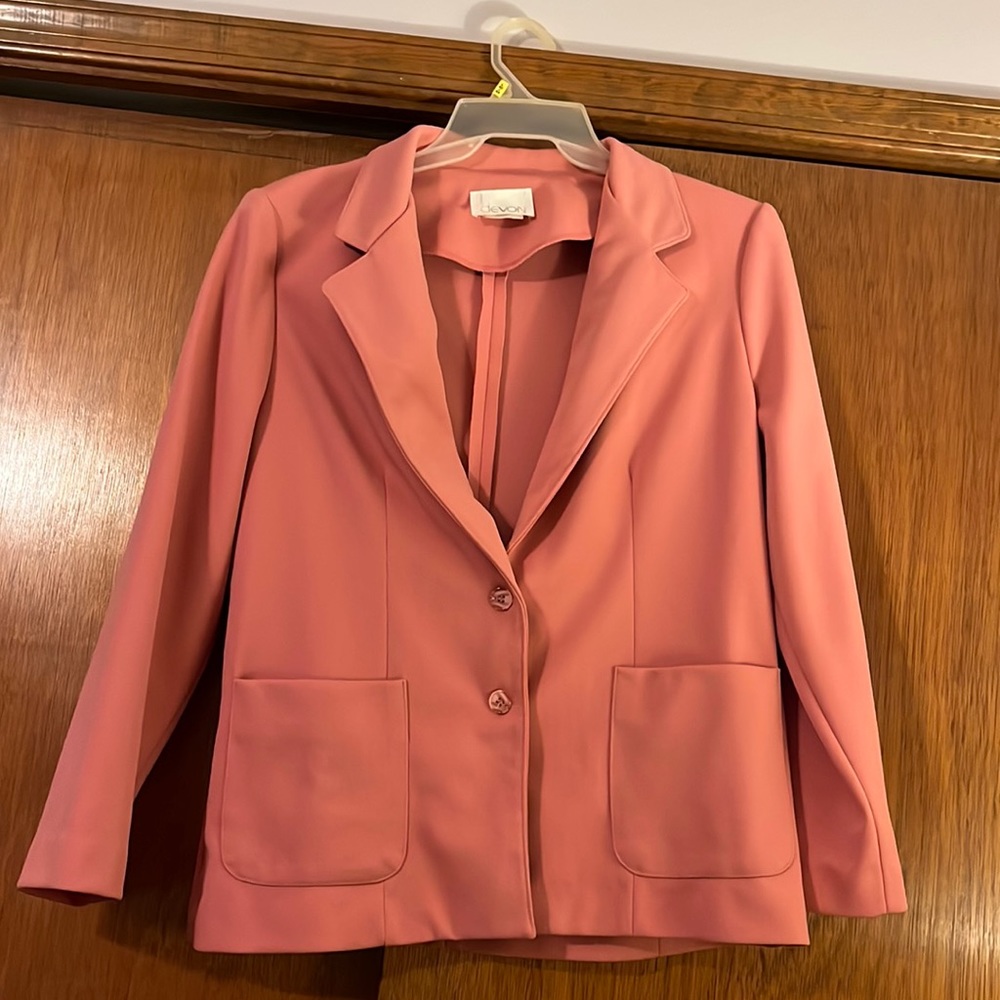 Women’s long sleeve size 18 pink blazer with front pockets